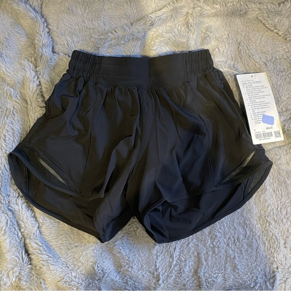 Lululemon Hotty Hot Low-Rise Lined Short 4" BLACK
SIZE 4 NWT